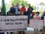 hmi-cabang-manakarra-saat-melakukan-unjuk-rasa-di-kantor-kemenkumham-sulbar-kamis.jpg
