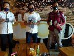 humas-polda-sulbar-bagikan-masker-vitamin-dan-hand-sanitizer.jpg