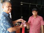 husain-junaid-menyerahkan-daging-kurban-kepada-warga-makassar.jpg
