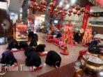 ibadah-di-klenteng-xian-ma_20160521_211837.jpg<pf>melakukan-ibadah-di-klenteng-xian-ma_20160521_211901.jpg