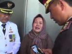 ibu-sri-astuti-tengah-menangis-di-hadapan-bupati-iksan-iskandar-dan-kapolres-akbp-hery-susanto.jpg