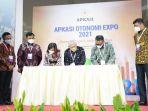ilham-azikin-ujung-kiri-saat-menghadiri-pameran-apkasi-otonomi-expo-aoe-2021.jpg