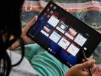 ilustrasi-bekerja-menggunakan-tablet.jpg