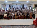 indah-putri-indriani-dan-ellong-tjandra-foto-bersama-pengurus-koni-luwu-utara.jpg