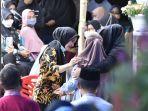 indah-putri-indriani-melayat-di-rumah-rahmat-anshari-di-desa-kalotok.jpg