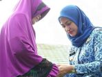 indah-putri-indriani-menyerahkan-bantuan-kepada-penyandang-tunanetra_20180521_141636.jpg