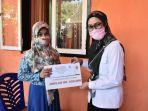 indah-putri-indriani-menyerahkan-blt-dd-kepada-warga.jpg