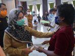 indah-putri-indriani-menyerahkan-sertifikat-tanah-kepada-250-pelaku-umkm.jpg