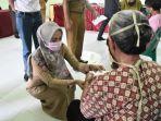 indah-putri-menyerahkan-blt-dd-di-desa-terpedo-jaya-kecamatan-sabbang-selatan.jpg