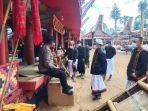 iptu-lewi-tandi-arung-hentikan-acara-ritual-adat-pemakaman-atau-rambu-solo.jpg