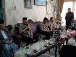 irjen-pol-maa-guntur-laupe-silaturahmi-ke-rumah-agh-sanusi-baco.jpg