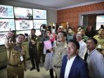 irman-yasin-limpo-menunjukkan-monitor-kelas_20170411_002505.jpg