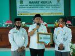 irwan-bachri-syam-menerima-penghargaan-dari-ketua-baznas-luwu-timur-abdul-salam-nur.jpg