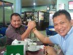 irwandi-burhan-kanan-salam-komando-dengan-salah-satu-pengunjung-warkop-phoenam.jpg