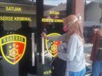 istri-muda-dari-yosef-55-saat-memasuki-ruangan-satreskrim-polres-subang.jpg