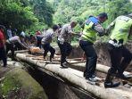 jajaran-kepolisian-resor-polres-barru-membangun-jembatan-darurat.jpg