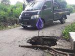 jalan-berlubang-bahayakan-pengendara-di-jalan-poros-pahlawan-kelurahan-empoang.jpg