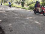 jalan-berlubang-di-desa-pompaniki-kecamatan-sabbang-selatan-kabupaten-luwu-utara.jpg