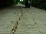 jalan-beton-rusak-yang-berad.jpg