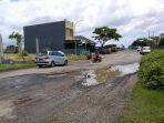 jalan-ishak-iskandar-jeneponto-kondisinya-berlubang.jpg