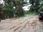jalan-rusak-di-dekat-area-Bandara-Arung-Palakka.jpg