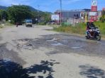 jalan-rusak-di-mamuju_20171130_195134.jpg