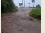 jalan-utama-di-kecamatan-latimojong-kabupaten-luwu-berubah-menjadi-sungai.jpg