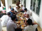 jamaah-masjid-amirul-mukminin-komplek-dprd-luwu-timur-punya-cara.jpg