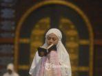 jamaah-membaca-alquran-saat-melakukan-itikaf-atau-berdiam-diri-di-dalam-masjid.jpg