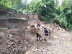 jembatan-darurat-agar-dapat-dilalui-kendaraan-di-desa-buttu-batu.jpg