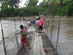 jembatan-gantung-di-desa-tabaroge.jpg