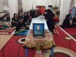 jenazah-theofilus-disemayamkan-di-rumah-orang-tuanya-di-jl-pembangunan-kelurahan-mamasa.jpg