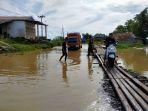 jl-poros-sengkang-bone-di-desa-pallawarukka-banjir-lagi-selasa-1952020.jpg