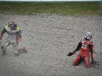 johann-zarco-reale-avintia-dan-andrea-dovizioso-ducati-setelah-mengalami-kecelakaan.jpg