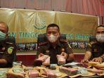 johny-manurung-memperlihatkan-barang-bukti-dugaan-korupsi-dak-fisik.jpg