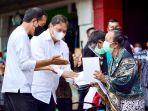 joko-widodo-didampingi-airlangga-hartarto-menyalurkan-bt-pklw-di-yogyakarta.jpg