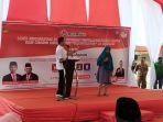 juliari-p-batubara-berbagi-uang-kepada-ibu-ibu.jpg