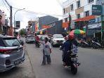 juru-parkir-jukir-di-makassar-sulawesi-selatan-mengatur-kendaraan-di-depan-minimarket.jpg