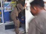 kabid-trantibum-satpol-pp-dan-damkar-takalar-memimpin-penutupan-gerai-minimarket-tak-izin.jpg