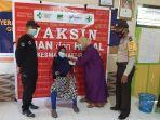 kades-padakkalawa-haedar-ahmad-saat-meninjau-vaksinasi-di-kantor-desa-padakkalawa.jpg