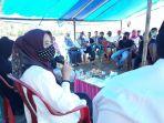 kadis-dpthp-sinjai-marwatiah-sedang-berbincang-dengan-petani-2.jpg