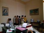 kafilah-kabupaten-dan-panitia-saat-salat-berjamaah-di-aula-gereja.jpg