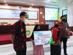 kamsina-menyerahkan-secara-simbolis-santunan-kematian-bpjsk-kepada-ahli-waris.jpg