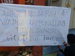 kantor-lurah-rappokalling-makassar-dibentangkan-spanduk-bertuliskan-turunkan-pak-lurah.jpg