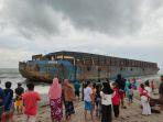 kapal-tongkang-terdampar-26012.jpg