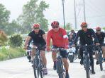 kapolda-sulbar-bersama-para-personelnya-bersepeda-di-jl-arteri-mamuju.jpg