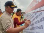 kapolres-akbp-julianto-p-sirait-menandatangani-spanduk-deklarasi-tolak-tolak-kerusuhan.jpg