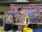 kapolres-mamuju-akbp-muhammad-rivai-arvan-memegang-barang-bukti-kembang-api.jpg