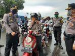 kapolres-pangkep-akbp-ibrahim-aji-memimpin-langsung-pembagian-masker-kepada-pengendara.jpg