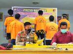 kapolres-tana-toraja-kiri-pimpin-pres-rilis-kasus-judi-sabung-ayam-selasa-17112020.jpg